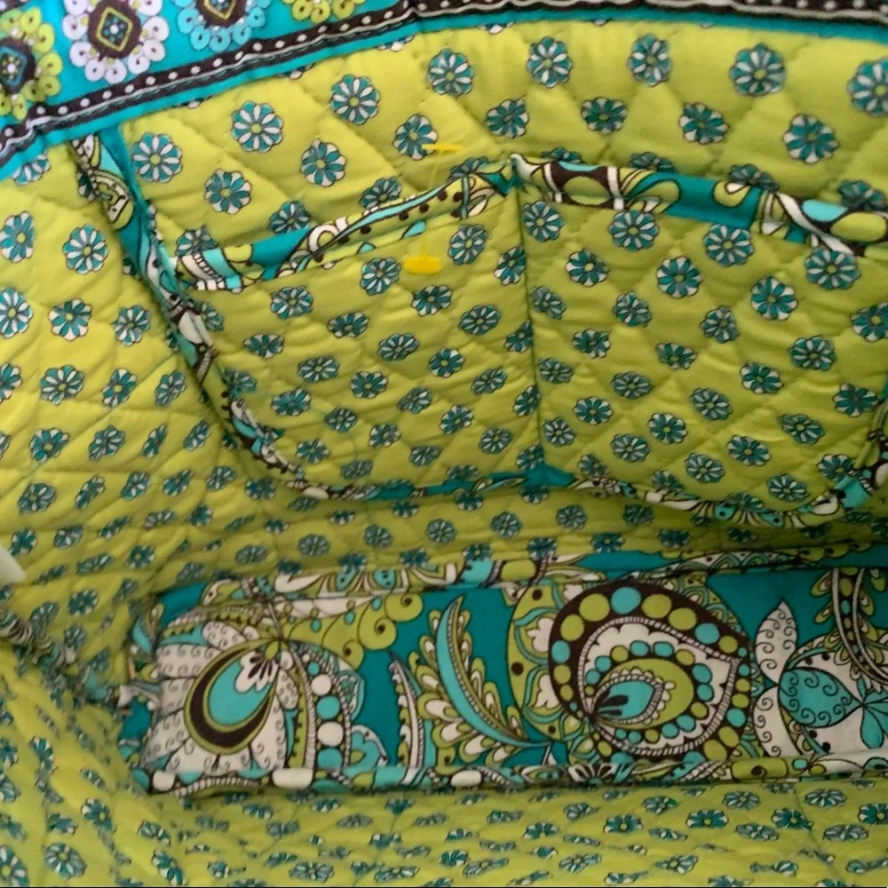 VERA BRADLEY shoulder bag in excellent condition. Tons of pockets! - Picture 4 of 4